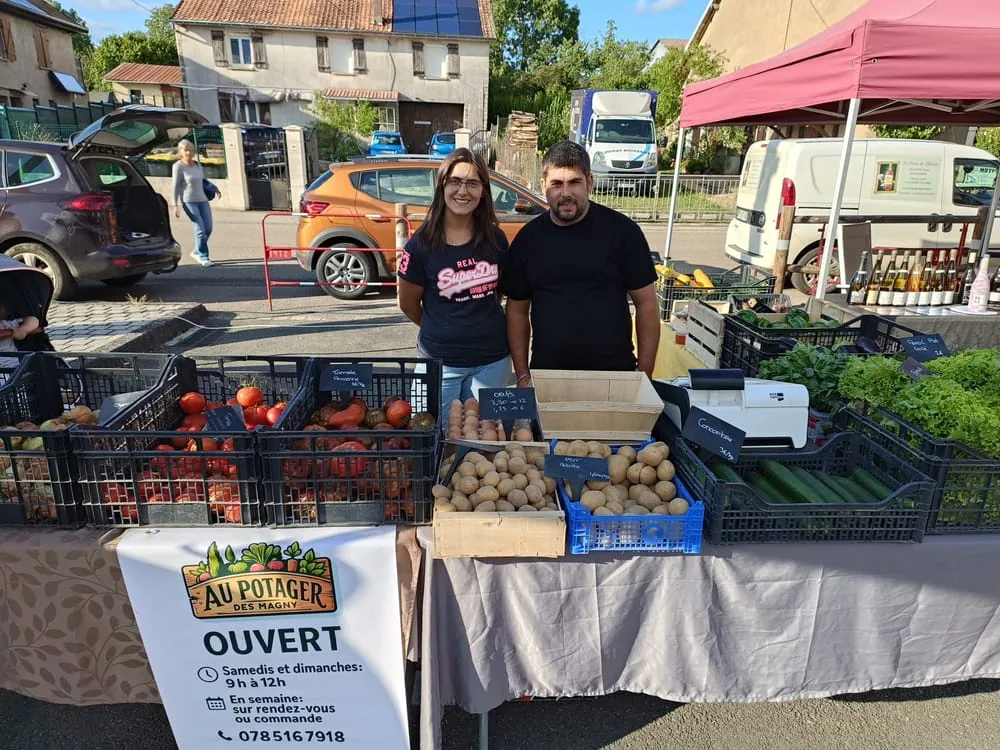 Maraîchers au stand de marché