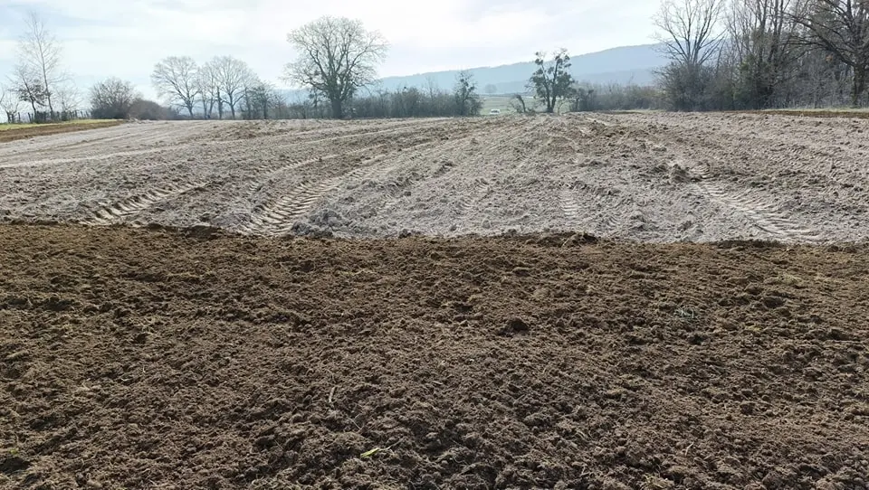 Terre labourée et préparée pour la saison
